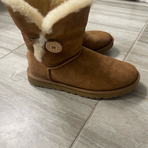 Bailey Button Chesnut Uggs - Picture 5 of 6